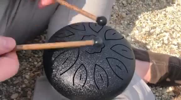 Handpan - Kicsi Handpan  Gyönyörű hangja mindenkit elvarázsol. Két darab gumi ütője és 11 hangja kit 