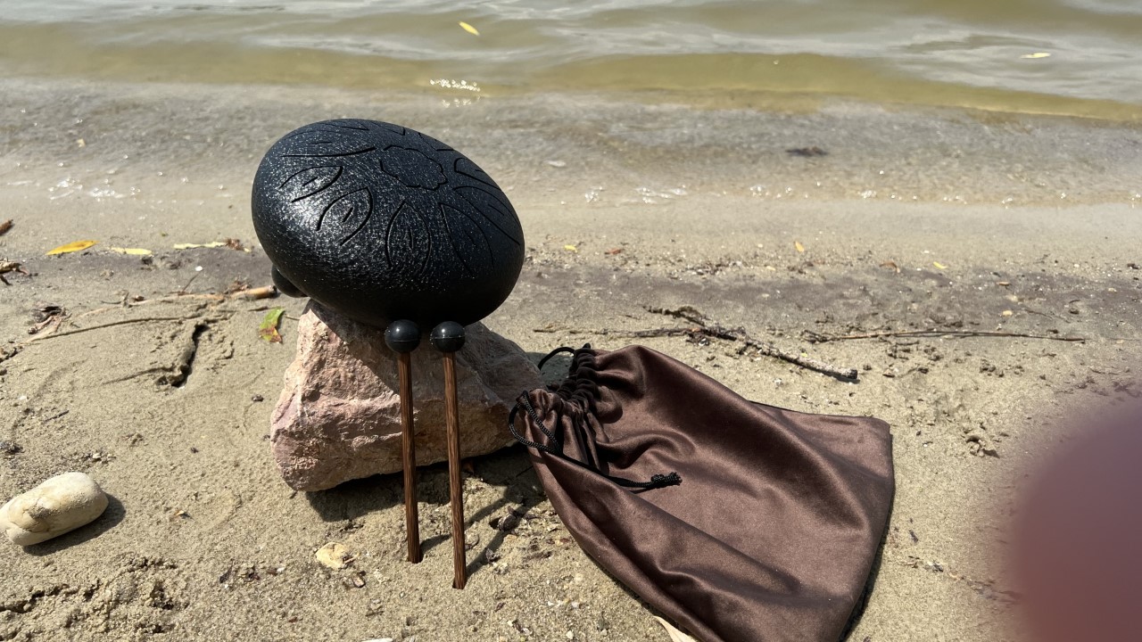 Handpan - Kicsi Handpan  Gyönyörű hangja mindenkit elvarázsol. Két darab gumi ütője és 11 hangja kit 