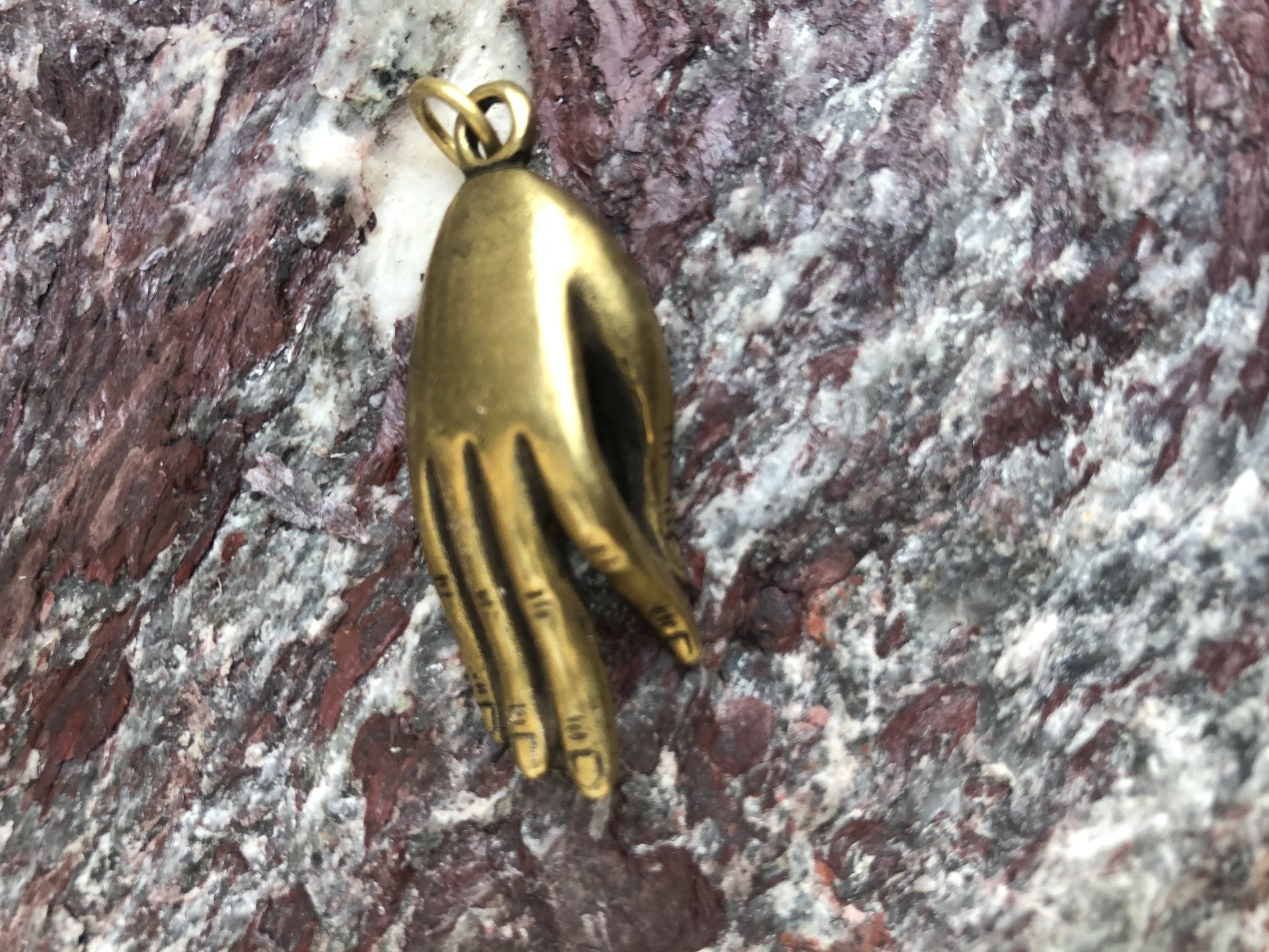 Medál - Buddha keze bronz medál   Buddha keze bronz med&aacute;l, &aacute;ld&aacute;st &eacute;s v&eacute;de