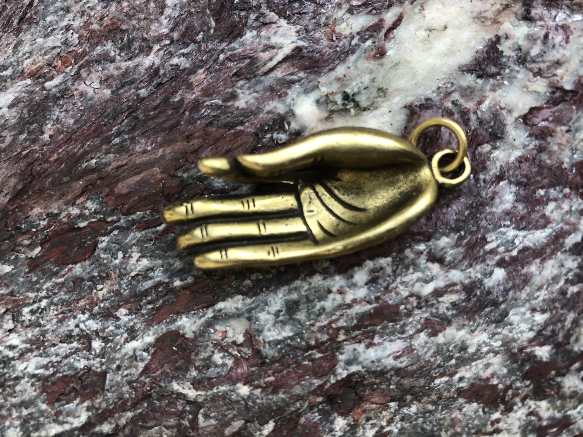 Medál - Buddha keze bronz medál   Buddha keze bronz med&aacute;l, &aacute;ld&aacute;st &eacute;s v&eacute;de
