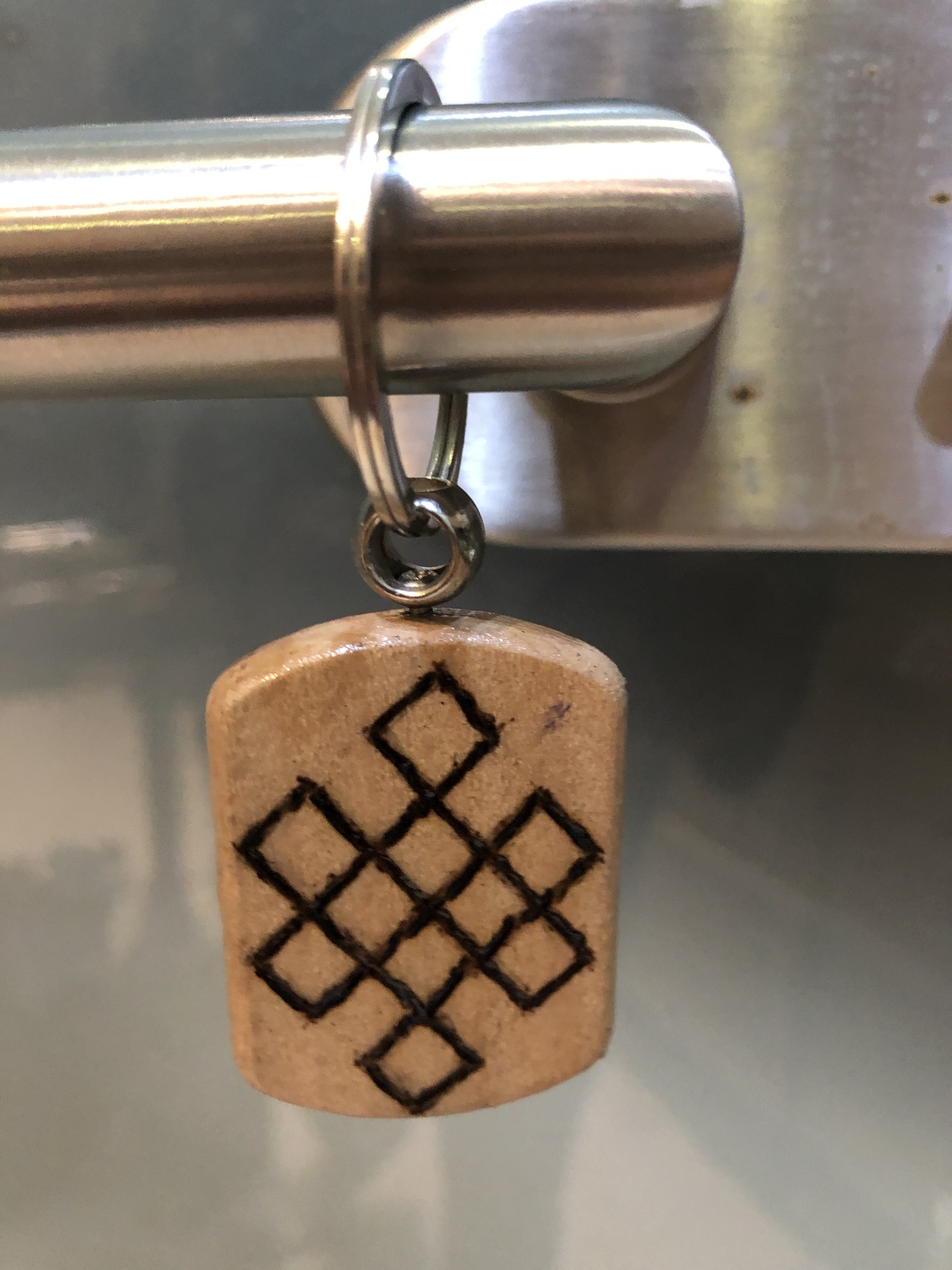 Kulcstartók - Fa kulcstartó - Végtelen csomó  Egyedi kézzel készített kulcstartó, buddhista szimbólumokkal.&nbsp;