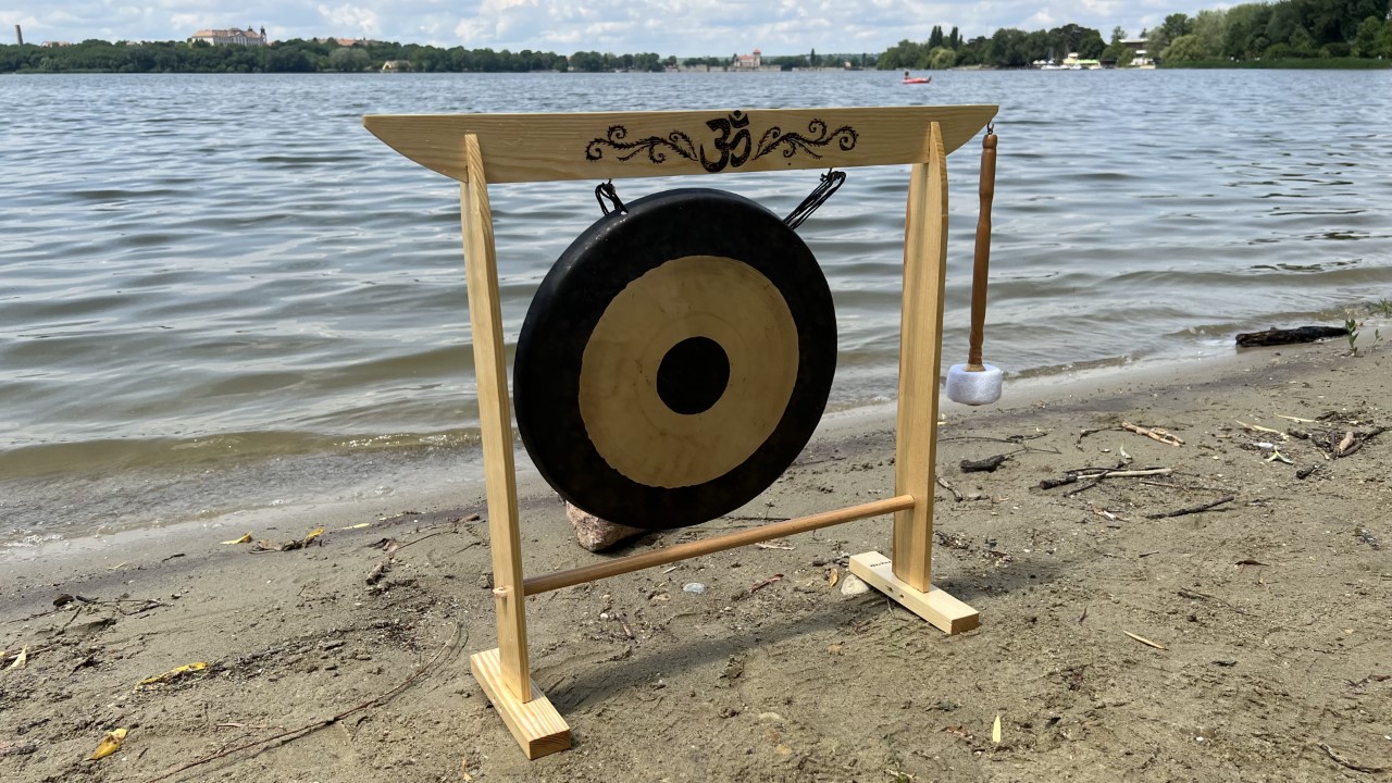 Hangtál és gong kiegészítők - Kézzel készített gong állvány kicsi max 35cm  Ez a masszív, gőzölt bükkfából készült égetett Om mantrával díszített gongá