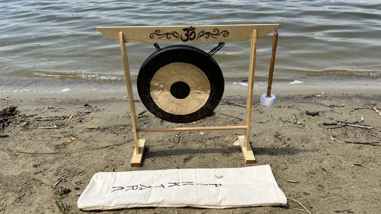 Hangtál és gong kiegészítők - Kézzel készített gong állvány kicsi max 35cm  Ez a masszív, gőzölt bükkfából készült égetett Om mantrával díszített gongá