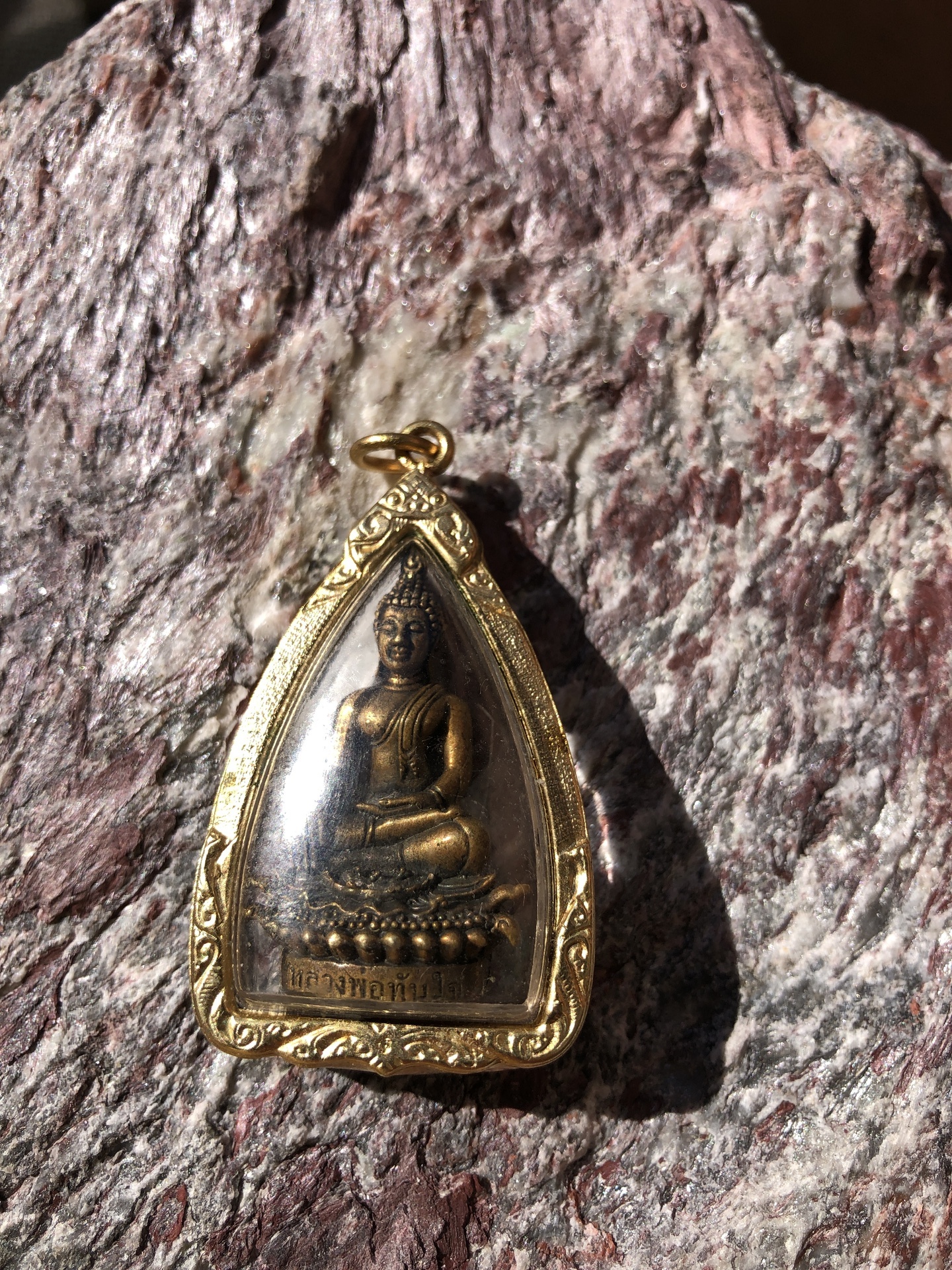 Buddha szobrok - Antik Thai Buddha Amulett  Thaiföldről érkezett amulett,antik bronz kis Buddha szobrok ,mely medálként 