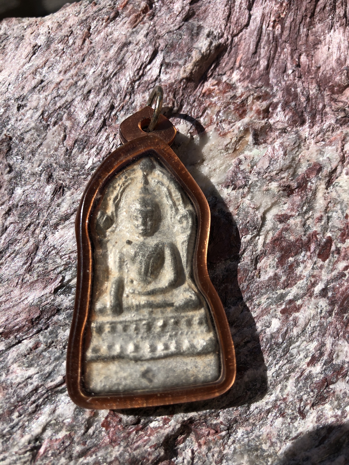Buddha szobrok - Antik Thai Buddha Amulett  Thaiföldről érkezett amulett,antik bronz kis Buddha szobrok ,mely medálként 