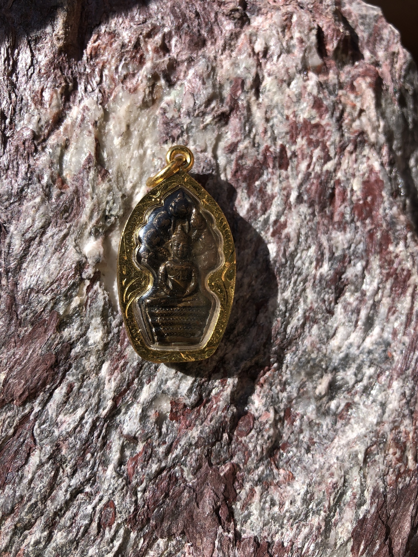 Buddha szobrok - Antik Thai Buddha Amulett  Thaiföldről érkezett amulett,antik bronz kis Buddha szobrok ,mely medálként