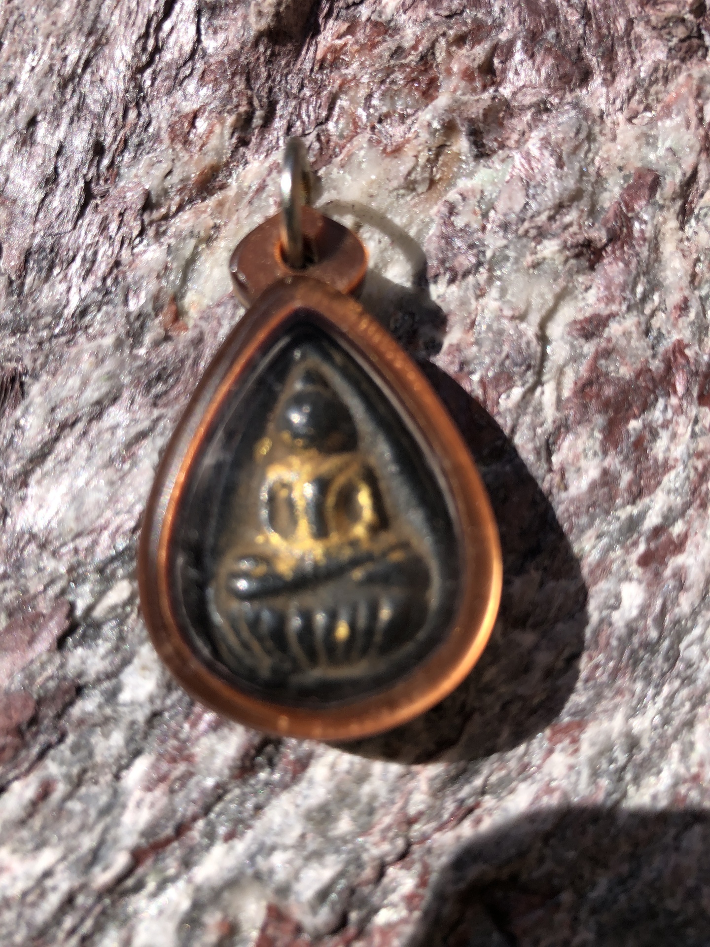 Buddha szobrok - Antik Thai Buddha Amulett  Thaiföldről érkezett amulett,antik bronz kis Buddha szobrok ,mely medálként