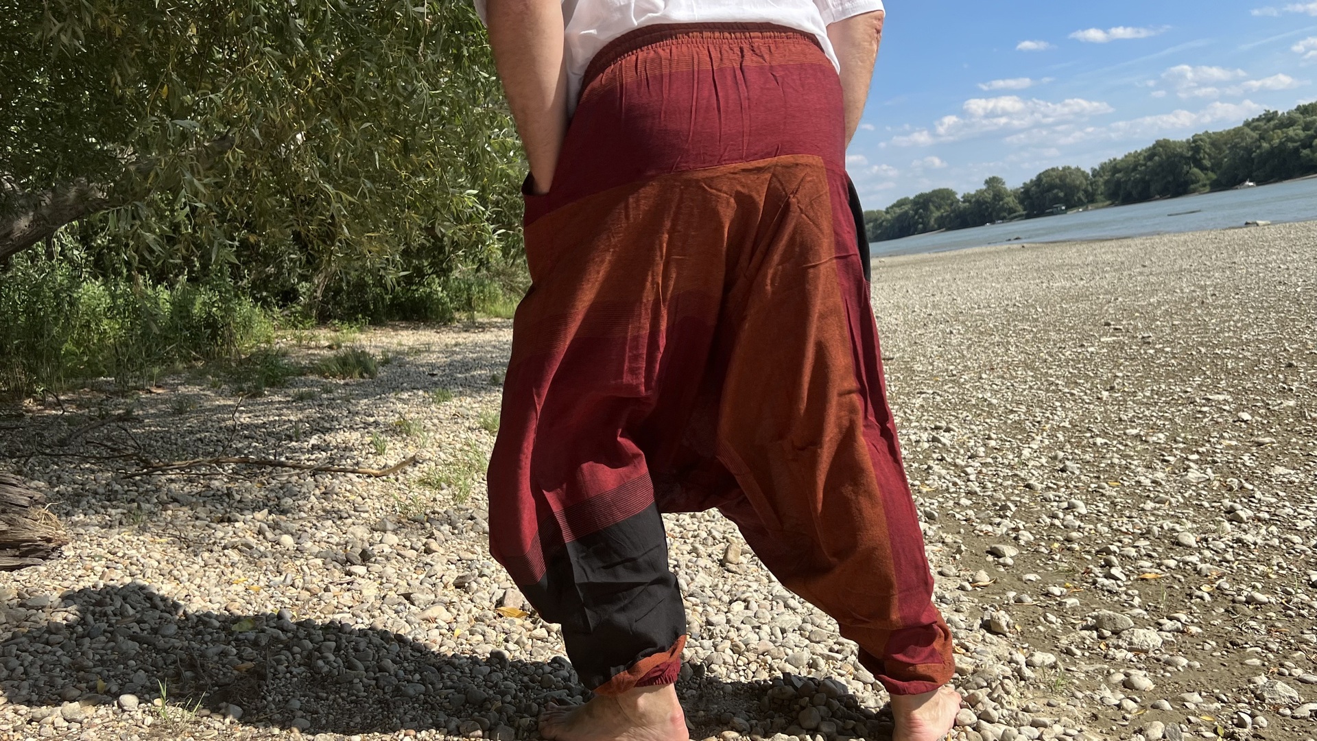 Nepáli férfi nadrág - Nepáli Aladdin nadrág-bordó fekete  Nepáli Aladdin nadrág , 100 % pamutból. Kényelmes viselet mindenkinek. 