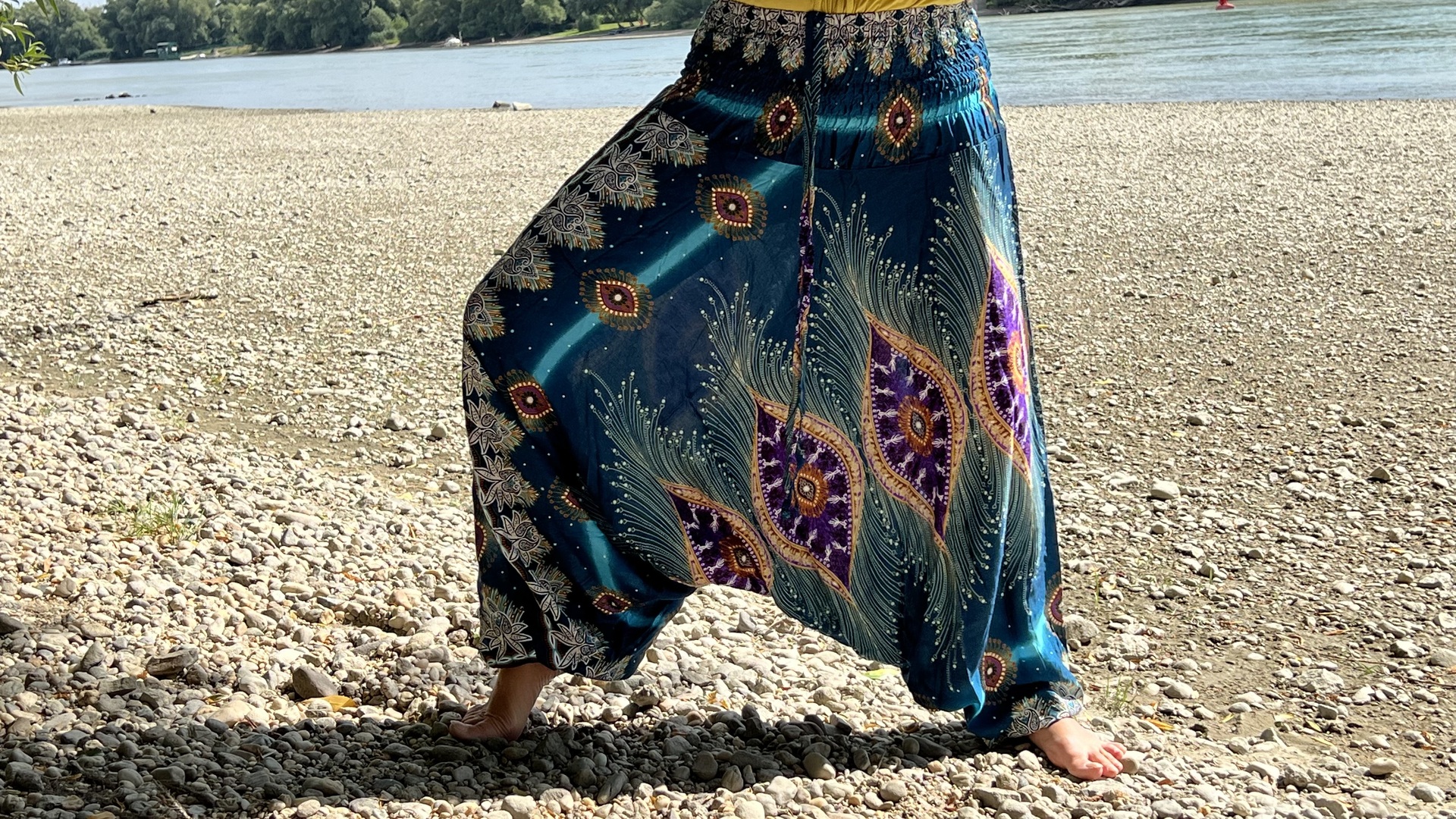 Pávatollas mintás thai női Aladdin nadrág gumis derékkal, hétköznapokra meg utazáshoz.