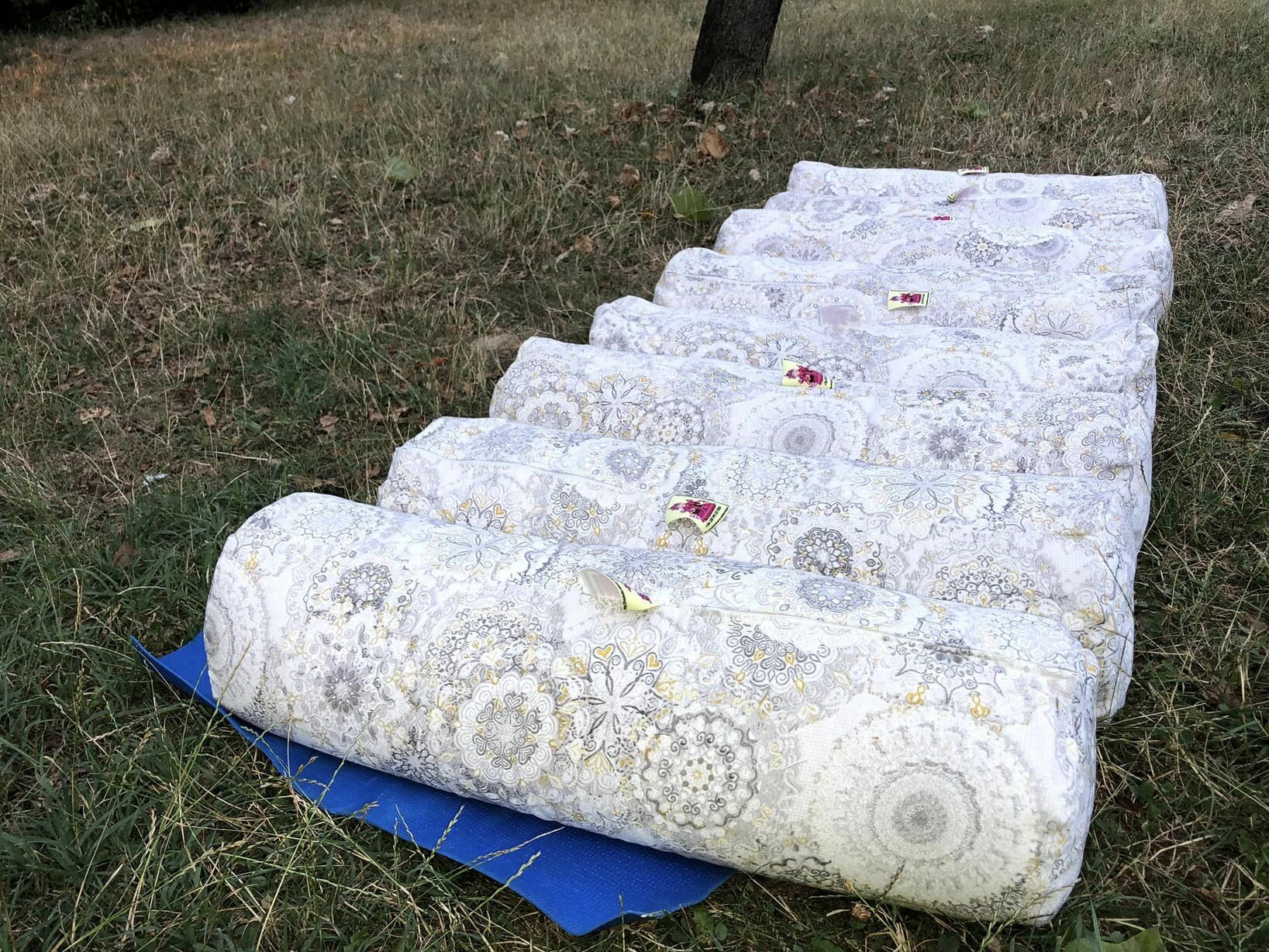 Pink Tara termékek - Bio tönkölybúza henger párna - Szürke mandalás Belső húzat nélkül Bió tönköly hengerpárna, jógázáshoz derékfájás ellen vagy csak pihenéshez.< 