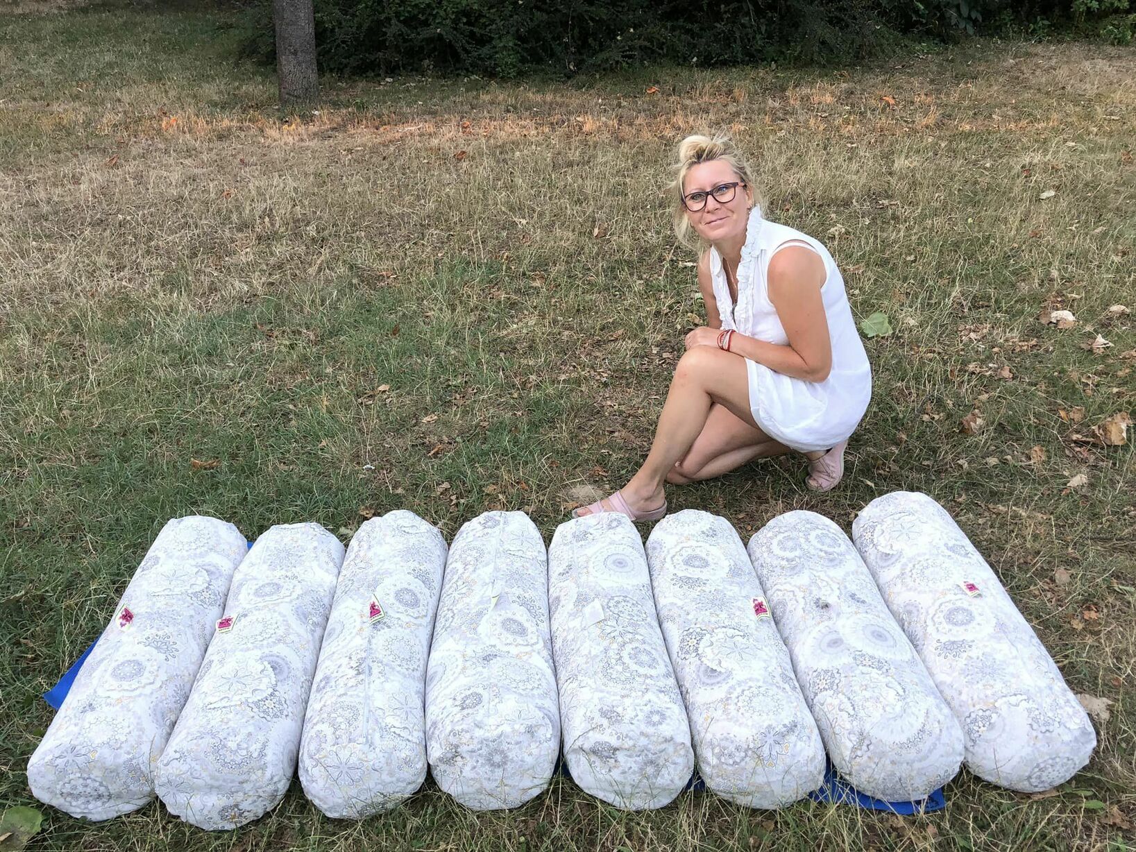 Pink Tara termékek - Bio tönkölybúza henger párna - Szürke mandalás Belső húzat nélkül Bió tönköly hengerpárna, jógázáshoz derékfájás ellen vagy csak pihenéshez.< 
