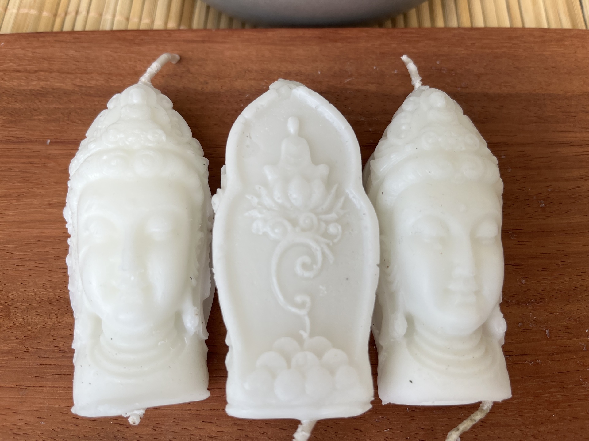 Gyertyák - Buddha Gyertya - Fehér színű  Buddha fej gyertyáink kézzel készítettek, fehér színben, natúr illatban. 