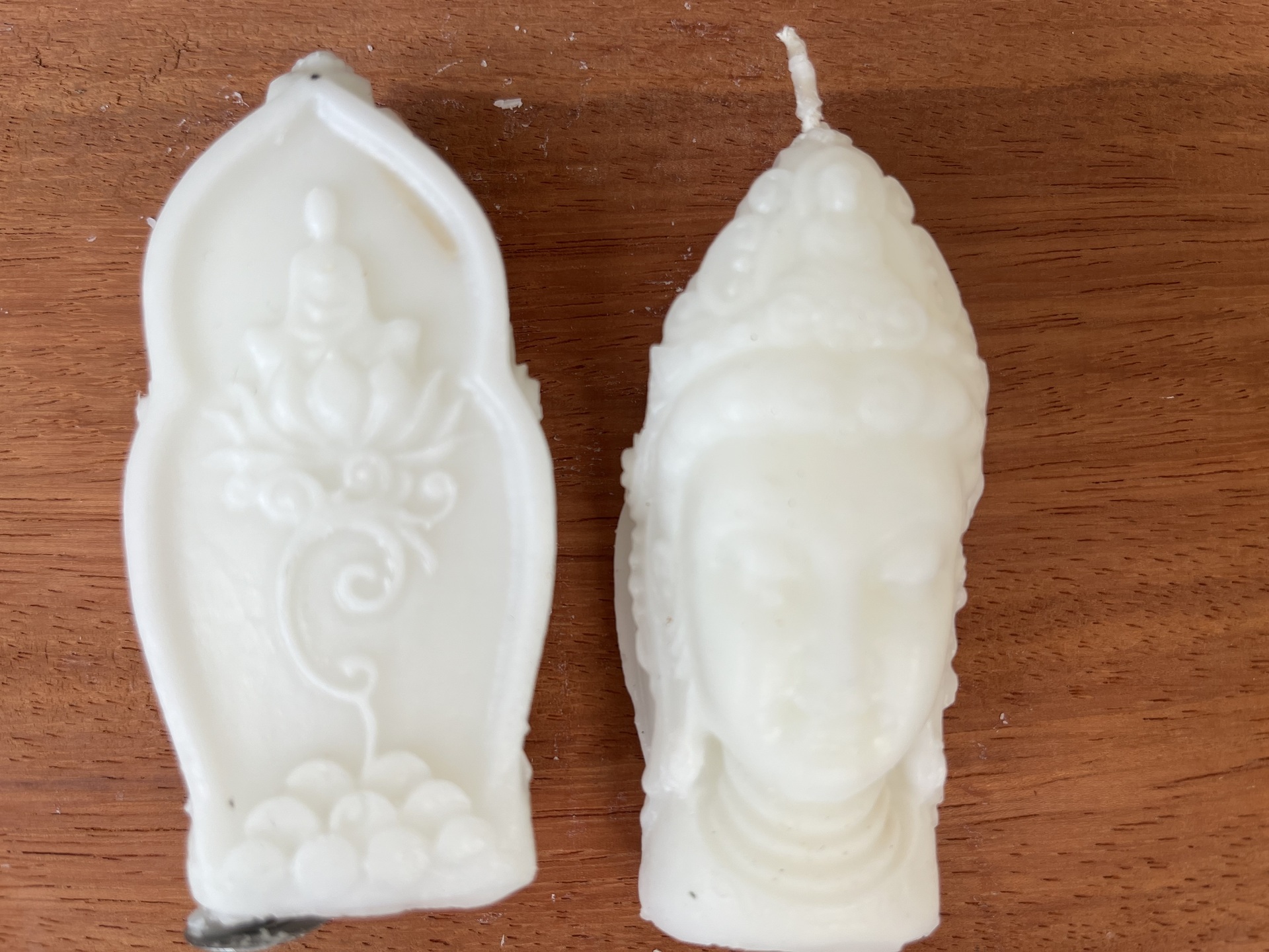 Gyertyák - Buddha Gyertya - Fehér színű  Buddha fej gyertyáink kézzel készítettek, fehér színben, natúr illatban. 