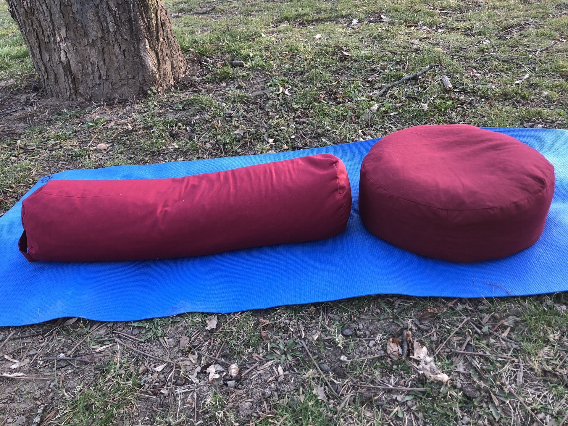 Meditációs párnák - Bio tönkölybúza meditációs és hengerpárna szett Bármilyen szinű anyagból Jóga párna szett. Válassz egyforma színű henger és ülőpárnát kedvezményesen 