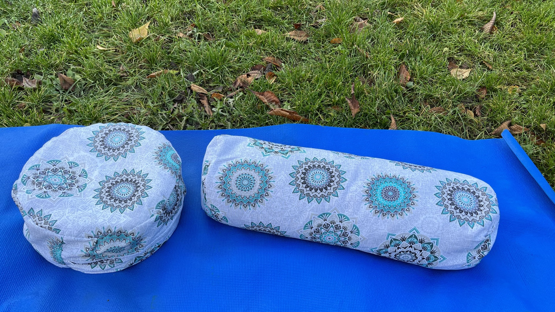 Meditációs párnák - Bio tönkölybúza meditációs és hengerpárna szett Bármilyen szinű anyagból Jóga párna szett. Válassz egyforma színű henger és ülőpárnát kedvezményesen 