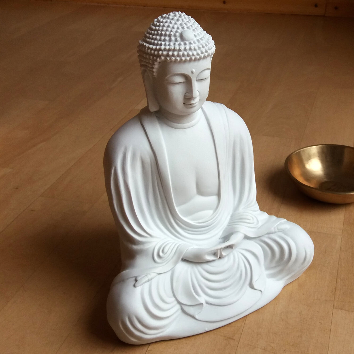 Buddha szobrok - Buddha szobor - Japán - Fehér - 22 cm  Ez a gy&ouml;ny&ouml;rű Buddha-szobor medit&aacute;ci&oacute;s p&oacute;zba 