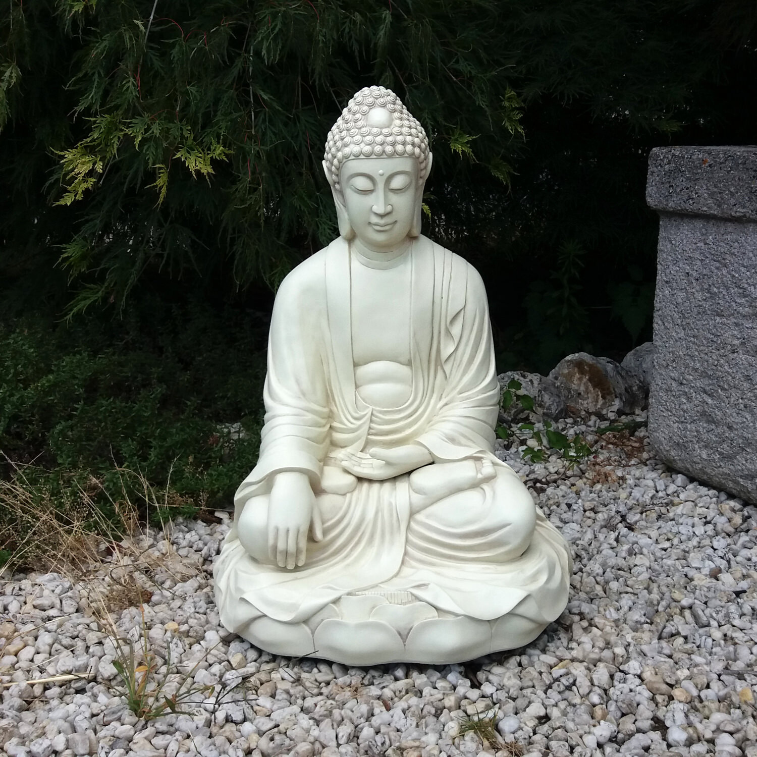 Buddha szobrok - Buddha szobor - Lótuszülésben meditáló - Elefántcsont - 53 cm  Ez a gy&ouml;ny&ouml;rű, nagym&eacute;retű szobor Buddh&aacute;t &aacute;br 