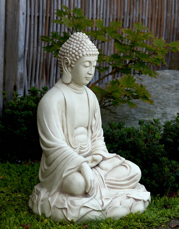 Buddha szobrok - Buddha szobor - Lótuszülésben meditáló - Elefántcsont - 53 cm  Ez a gy&ouml;ny&ouml;rű, nagym&eacute;retű szobor Buddh&aacute;t &aacute;br 
