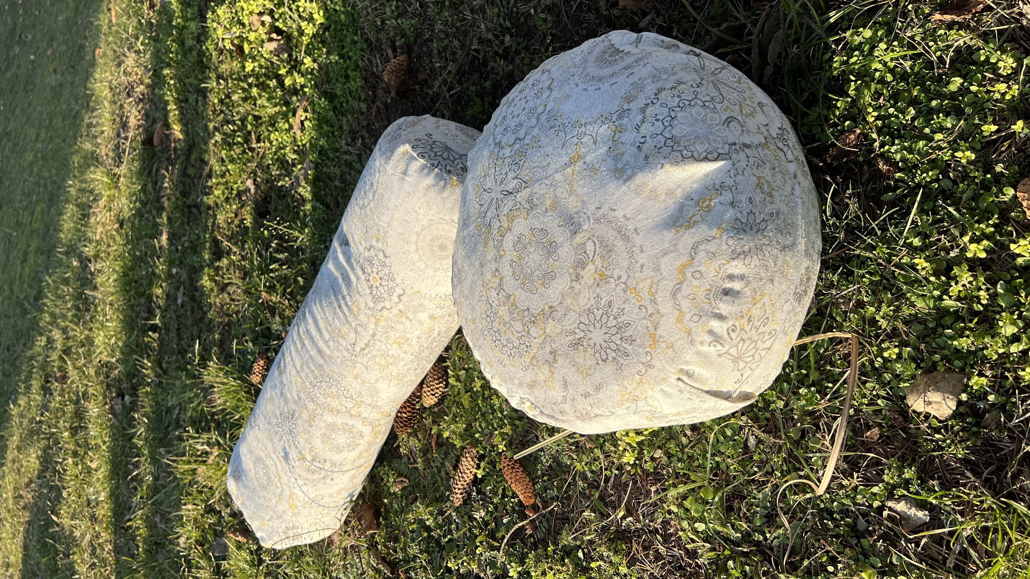 Meditációs párnák - Bió tönkölybúza meditációs és hengerpárna szett - Szürke mandalás  J&oacute;ga p&aacute;rna szett. V&aacute;lassz egyforma sz&iacute;nű henger 