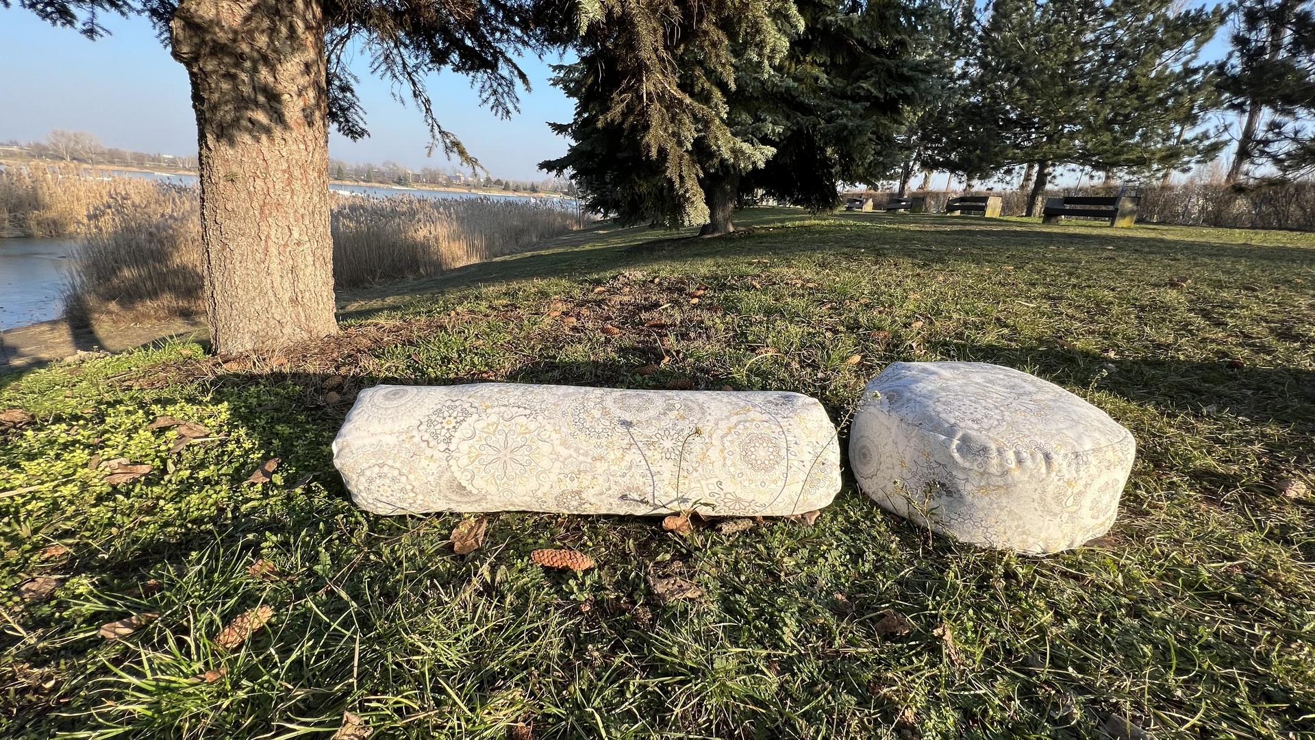 Meditációs párnák - Bió tönkölybúza meditációs és hengerpárna szett - Szürke mandalás  J&oacute;ga p&aacute;rna szett. V&aacute;lassz egyforma sz&iacute;nű henger 