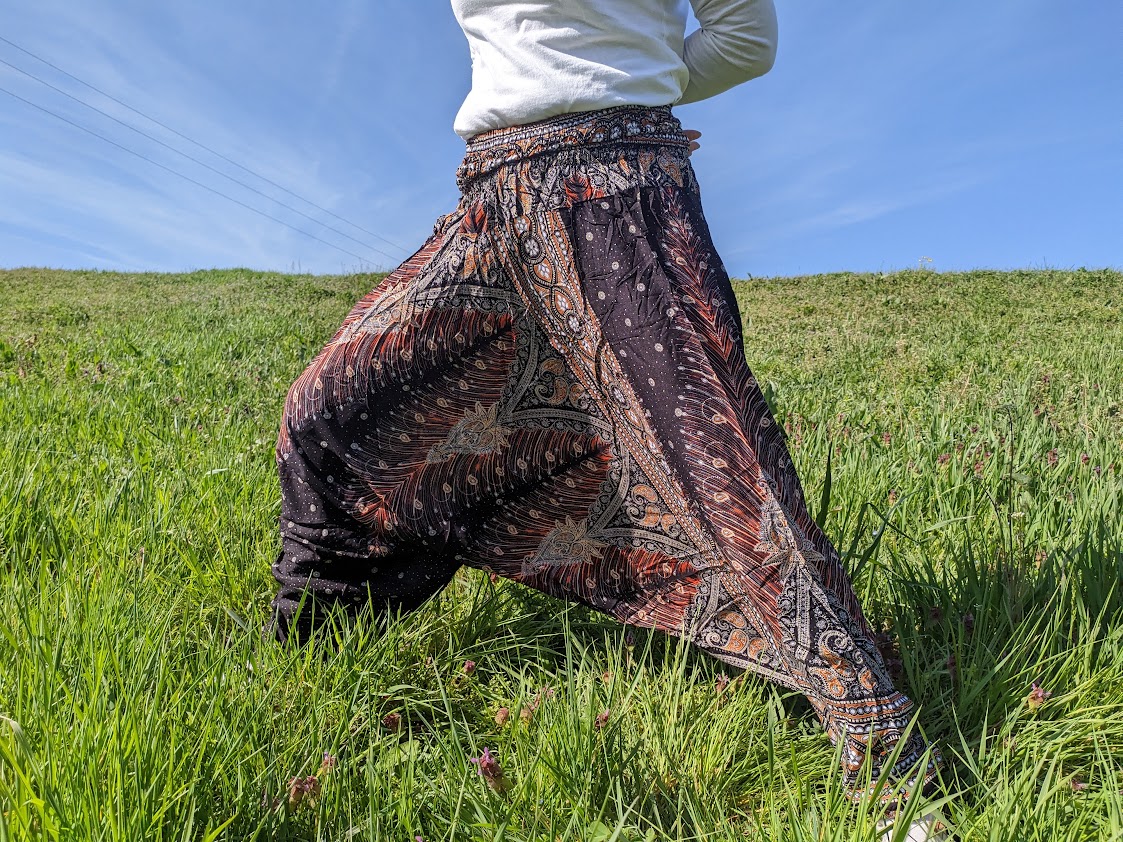 Bordó pávatollas mintás thai női Aladdin nadrág gumis derékkal, jógázáshoz meg otthonra.