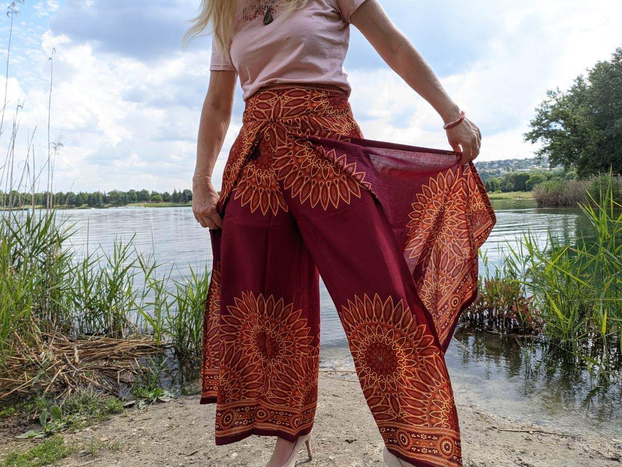 Thai női nadrágok - Bordó egyszínű thai női lapnadrág, átkötős derékkal, bő szárú fazon jógához meg nyári utazáshoz.
