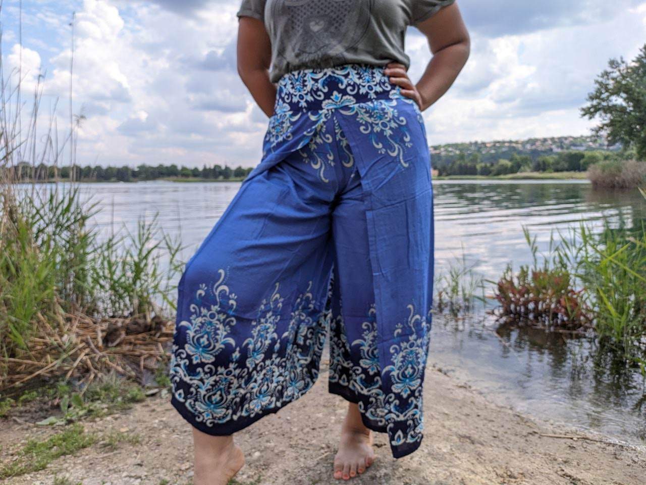 Thai női nadrágok - Sötétkék egyszínű thai női lapnadrág, átkötős derékkal, bő szárú fazon jógához meg otthoni pihenéshez.