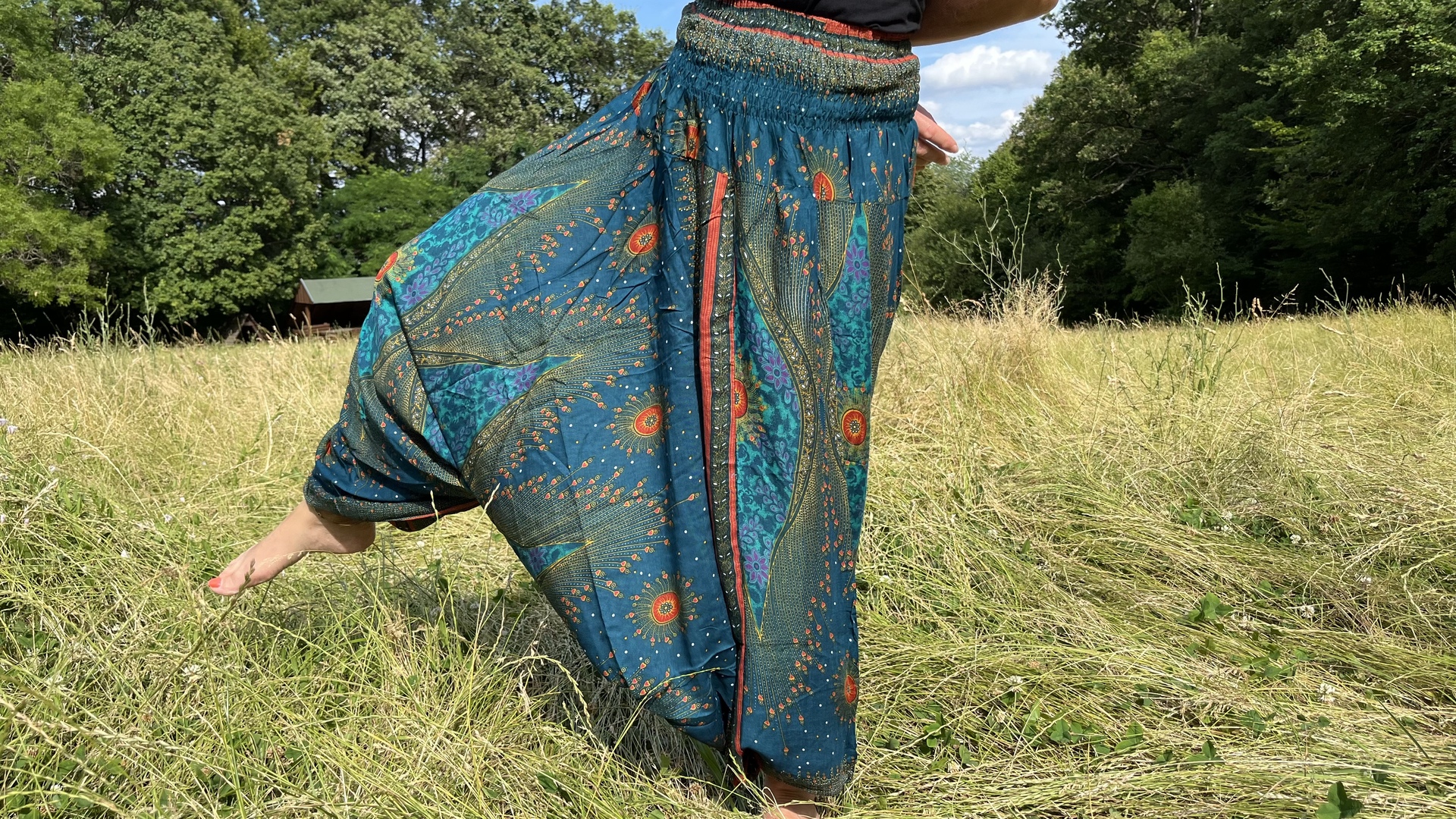 Kék pávatoll mintás thai női Aladdin nadrág, gumis derekú bő fazon jógához meg nyári hétköznapokra.