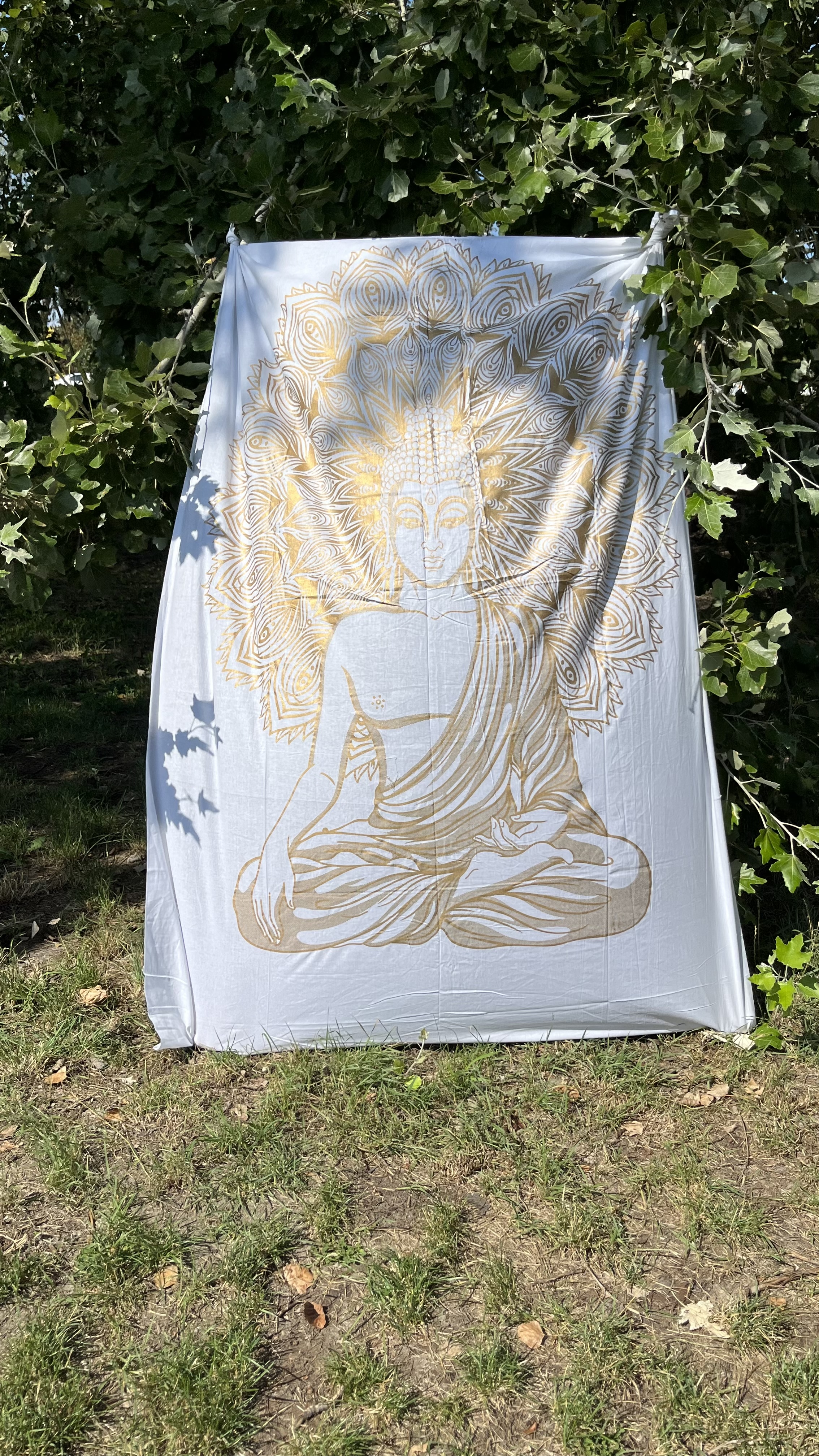 Buddha falikép - Buddha fali kendő - Arany fehér  Feh&eacute;r v&aacute;szonra festett gy&ouml;ny&ouml;rű arany Buddha ,mely  