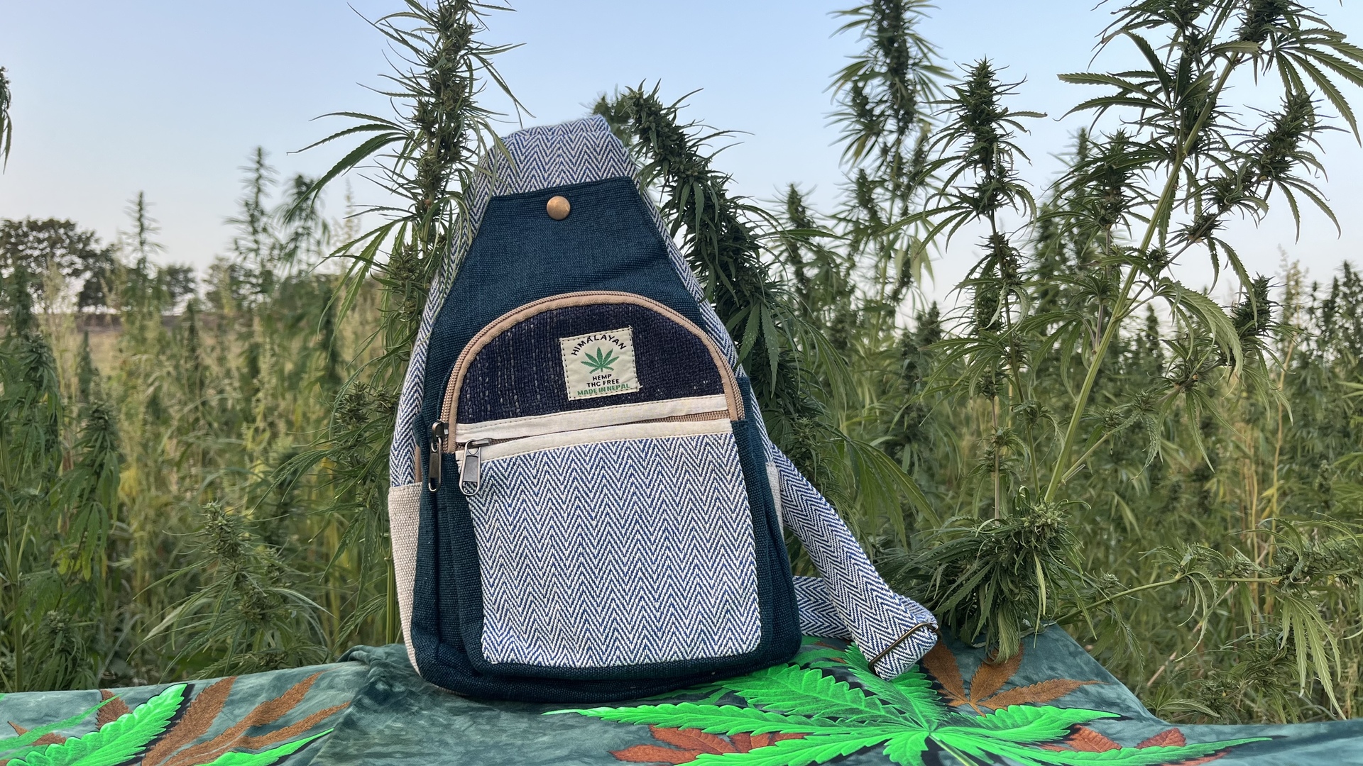 Himalája kender hátizsák - Himalája kender kis hátizsák - Crossbody Natúr és kék  Himalájai kender Hátizsák Katmanduban, Nepálban készült. Ezek a trendi kend 