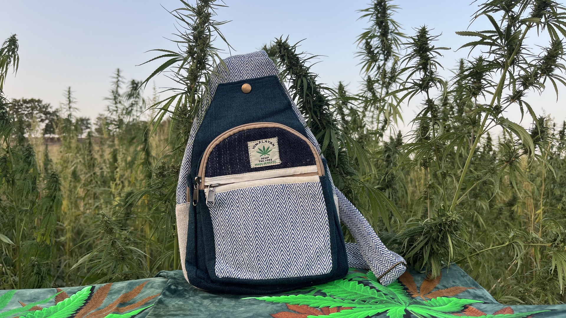 Himalája kender hátizsák - Himalája kender kis hátizsák - Crossbody Natúr és kék  Himalájai kender Hátizsák Katmanduban, Nepálban készült. Ezek a trendi kend 
