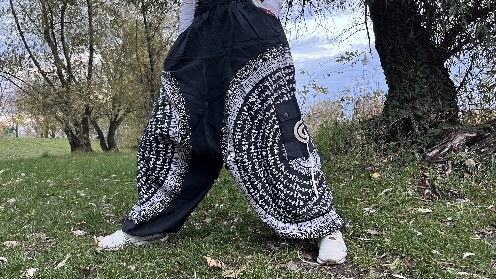 Nepáli férfi nadrág - Nepáli Unisex Aladdin nadrág - Fekete mantrás  Nep&aacute;li Unisex Aladdin nadr&aacute;g Om mani padme hum mantr&aacute;v