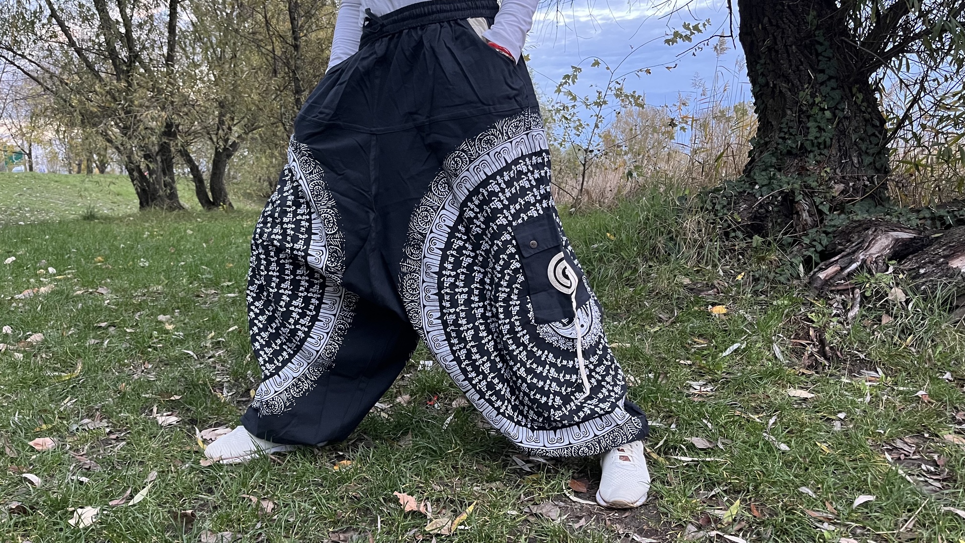 Nepáli férfi nadrág - Nepáli Unisex Aladdin nadrág - Fekete mantrás  Nep&aacute;li Unisex Aladdin nadr&aacute;g Om mani padme hum mantr&aacute;v