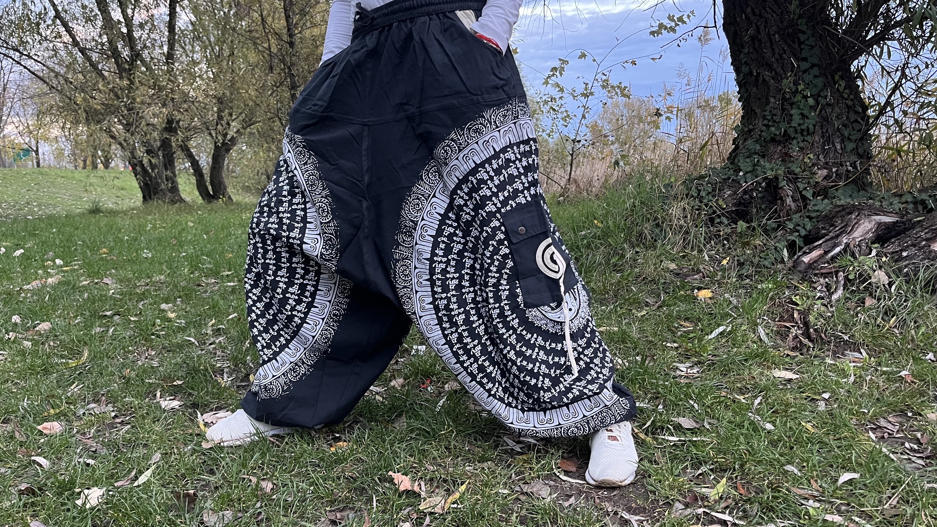 Nepáli férfi nadrág - Nepáli Unisex Aladdin nadrág - Fekete mantrás  Nep&aacute;li Unisex Aladdin nadr&aacute;g Om mani padme hum mantr&aacute;v