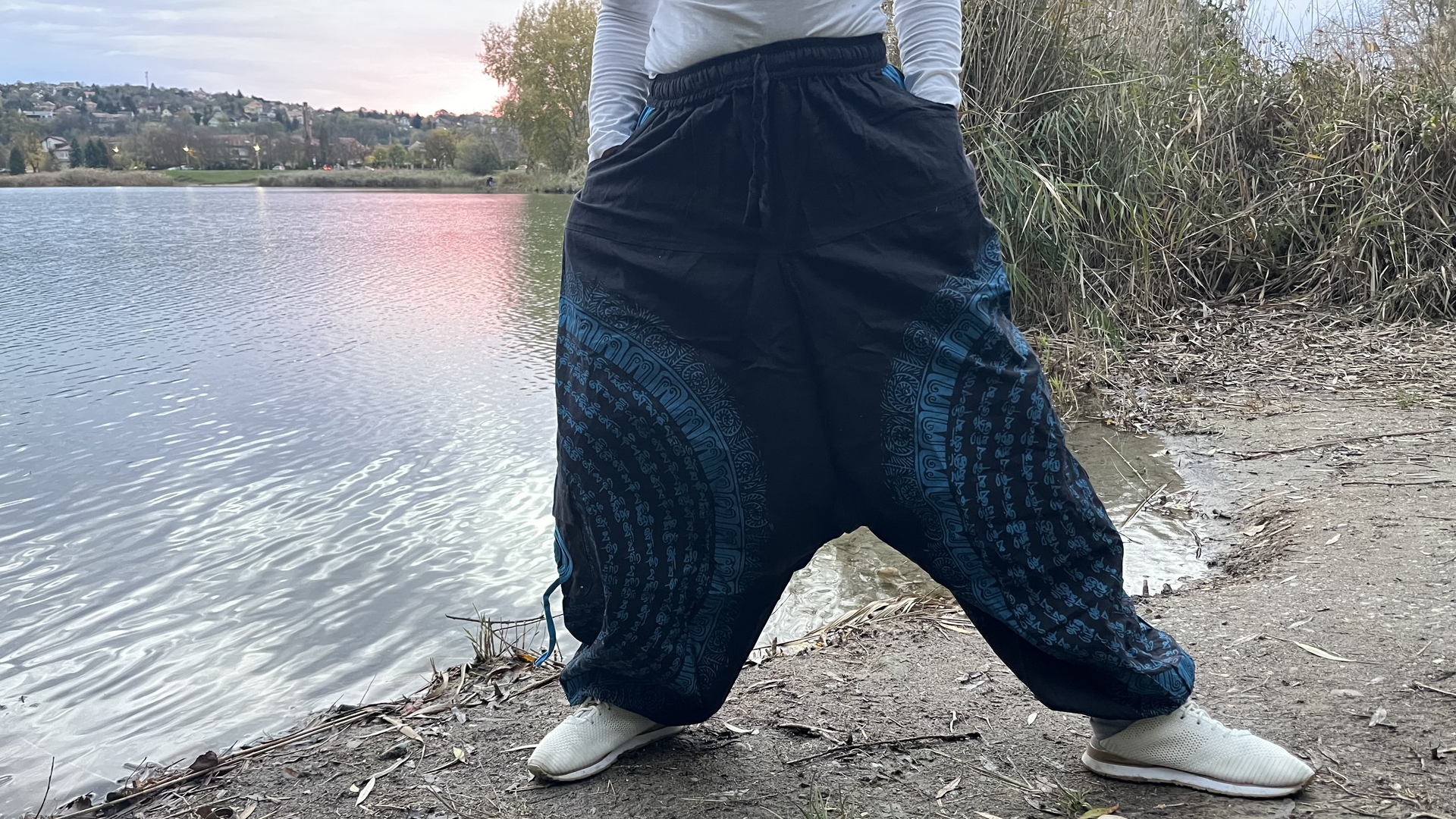 Nepáli férfi nadrág - Nepáli Unisex Aladdin nadrág - Mantras kék  Nep&aacute;li Unisex Aladdin nadr&aacute;g&nbsp;<br id="isPasted">Om mani p 