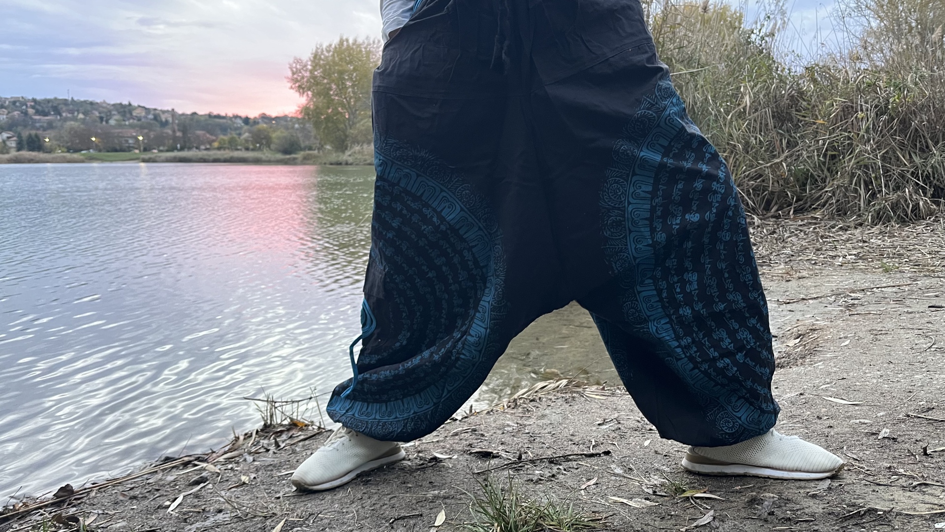Nepáli férfi nadrág - Nepáli Unisex Aladdin nadrág - Mantras kék  Nep&aacute;li Unisex Aladdin nadr&aacute;g&nbsp;<br id="isPasted">Om mani p 