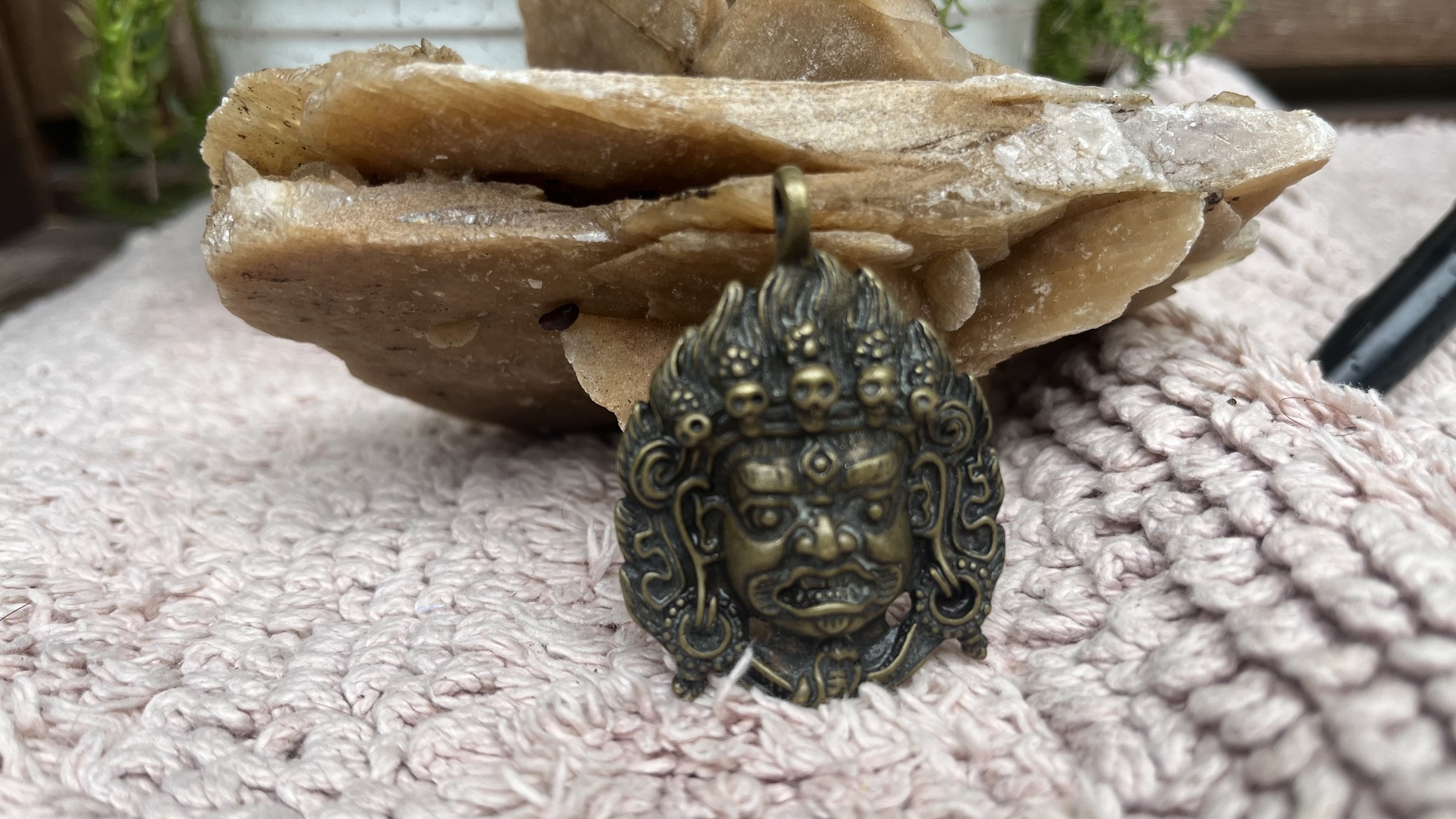 Medál - Mahakala bronz medál  .Mahākāla a tibeti buddhizmus egyik legn&eacute;pszerűbb v&eacute;delmező i 