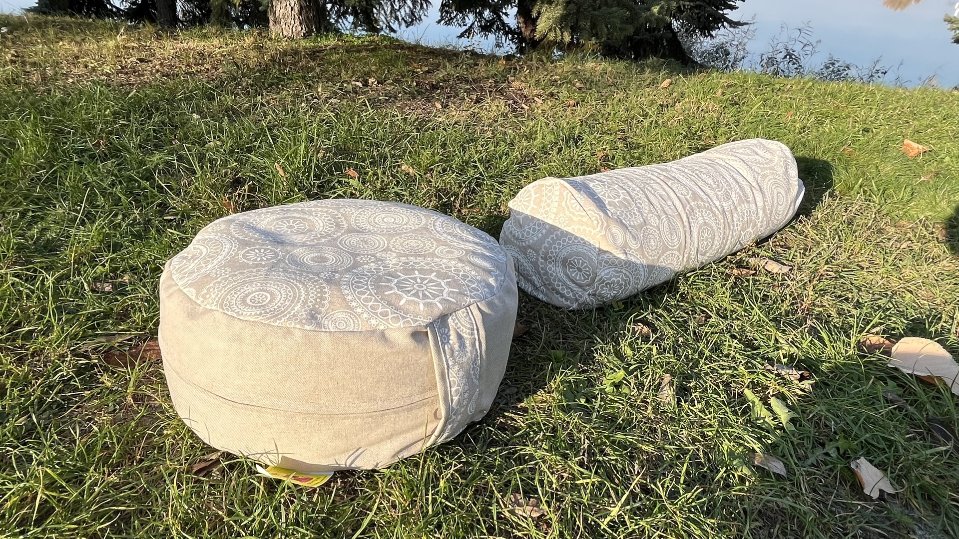 Meditációs párnák - Bio tönkölybúza meditációs és hengerpárna szett - natúr mandalás Natúr mandalás szett  J&oacute;ga p&aacute;rna szett. V&aacute;lassz egyforma sz&iacute;nű henger 