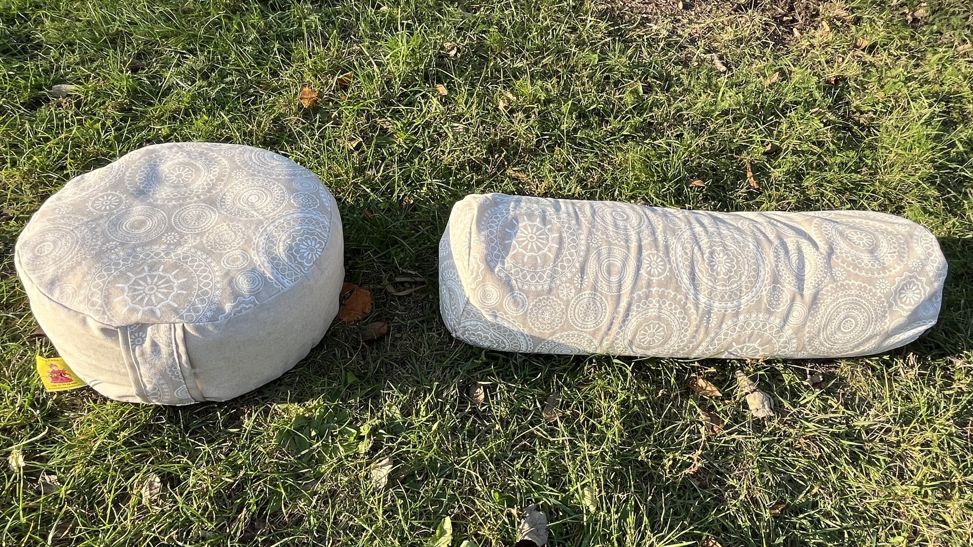 Meditációs párnák - Bio tönkölybúza meditációs és hengerpárna szett - natúr mandalás Natúr mandalás szett  J&oacute;ga p&aacute;rna szett. V&aacute;lassz egyforma sz&iacute;nű henger 