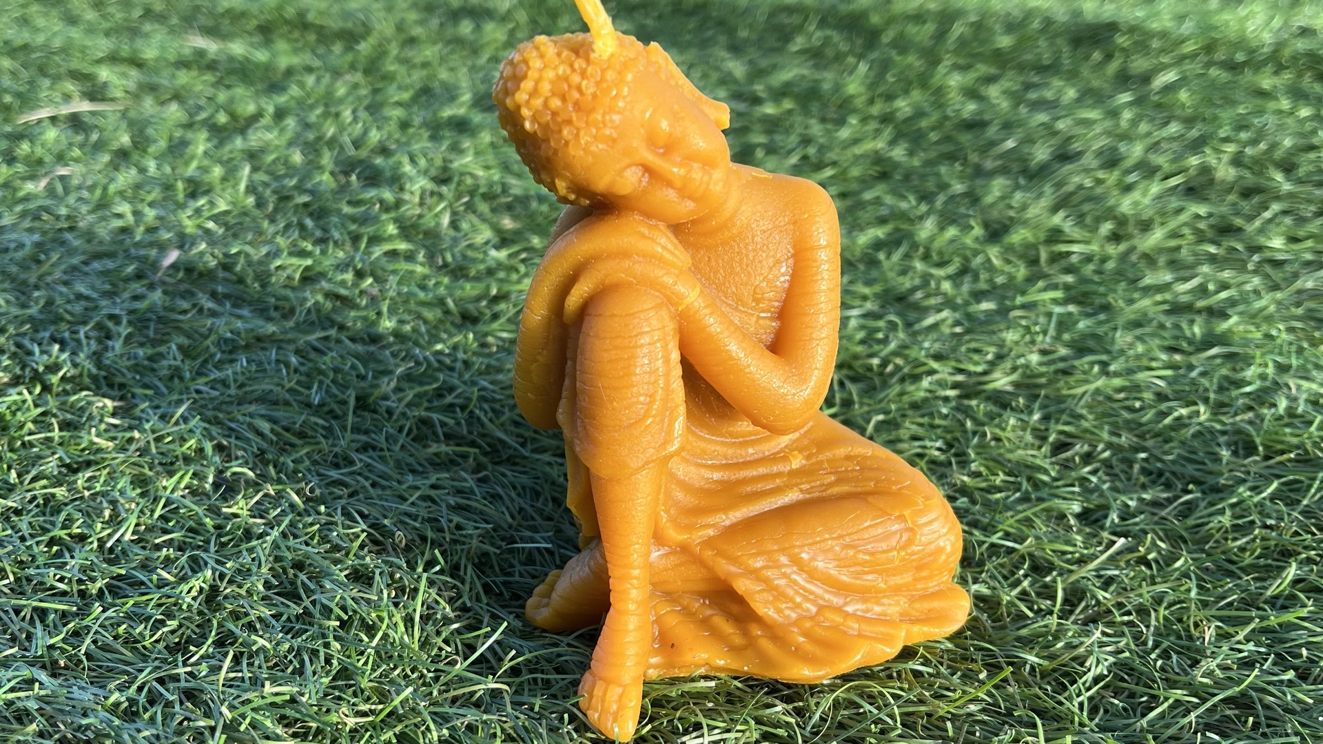 Buddha szobrok - Gondolkodó Buddha gyertya  - méhviasz Kézzel készített  &nbsp;Balatoni méhészetből származó 100 % &nbsp;természetes méhviaszból kéz 