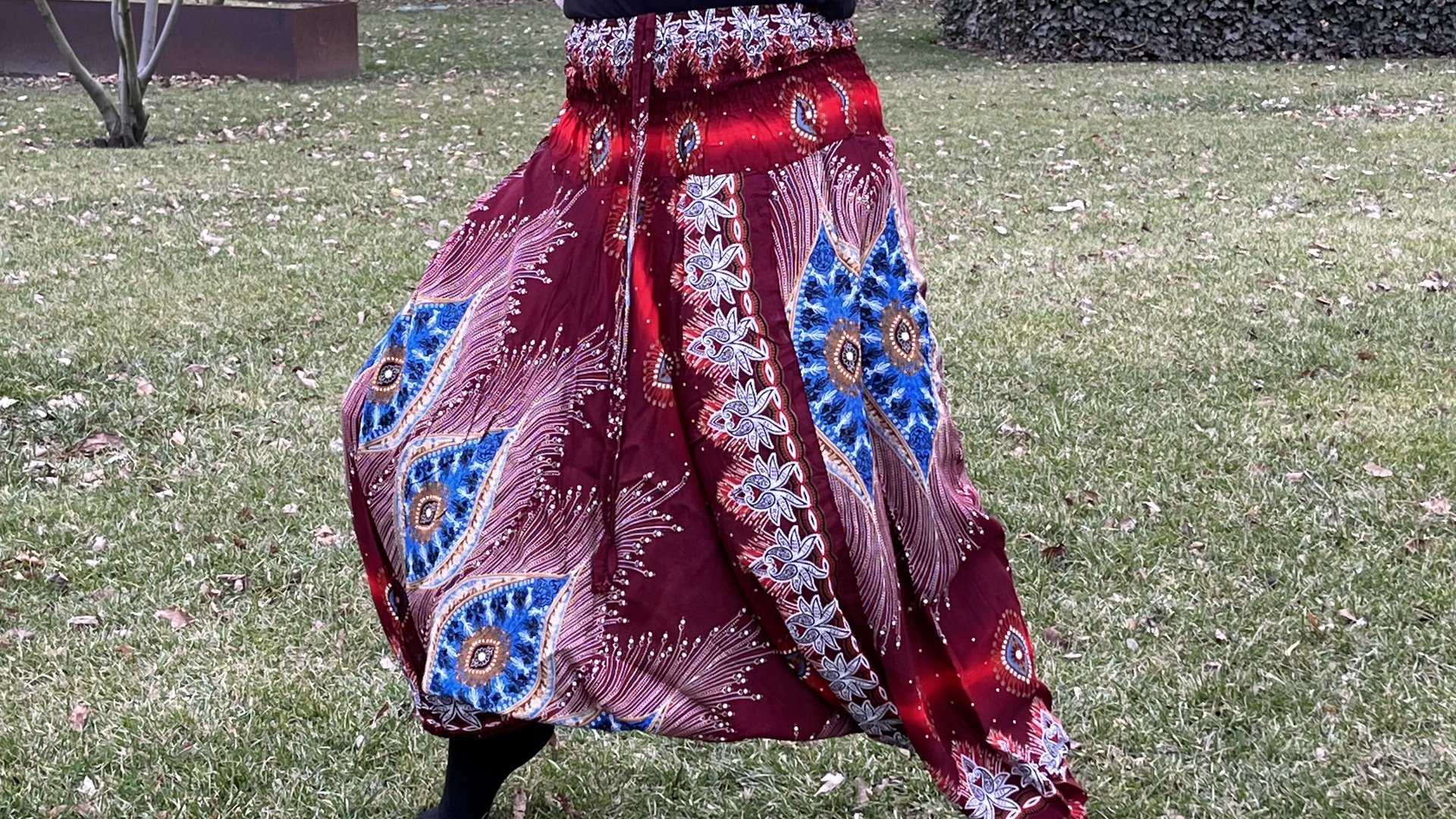 Bordó pávatoll mintás thai női Aladdin nadrág gumis derékkal, jógázáshoz meg utazáshoz.
