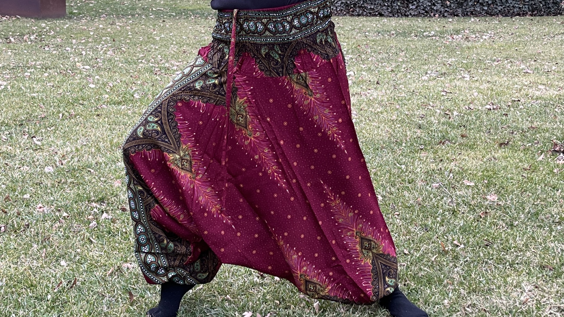 Bordó barna pávatollas thai női Aladdin nadrág gumis derékkal, hétköznapokra meg utazáshoz.