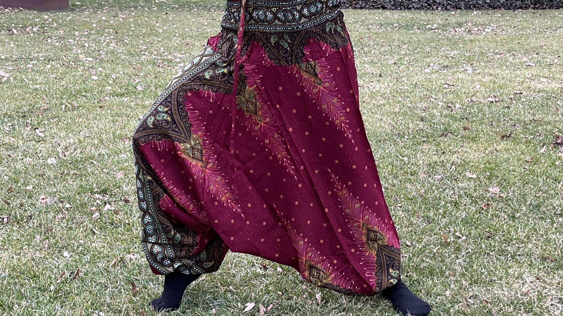 Thai női nadrágok - Bordó barna pávatollas thai női Aladdin nadrág gumis derékkal, hétköznapokra meg utazáshoz.