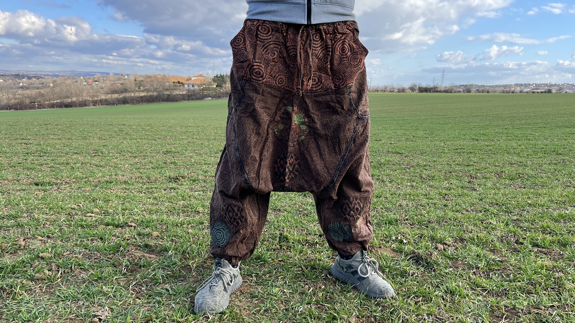 Nepáli férfi nadrág - Nepáli Aladdin uniszex nadrág - Barna  Nep&aacute;li Aladdin nadr&aacute;g, farmer barna sz&iacute;nben, mely k&ea 