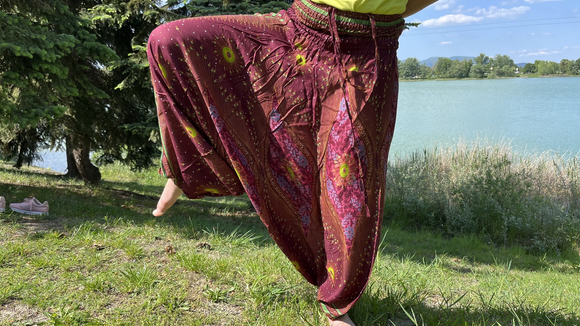 Mély bordó thai női Aladdin nadrág gumis derékkal, utazáshoz meg otthoni viselethez.
