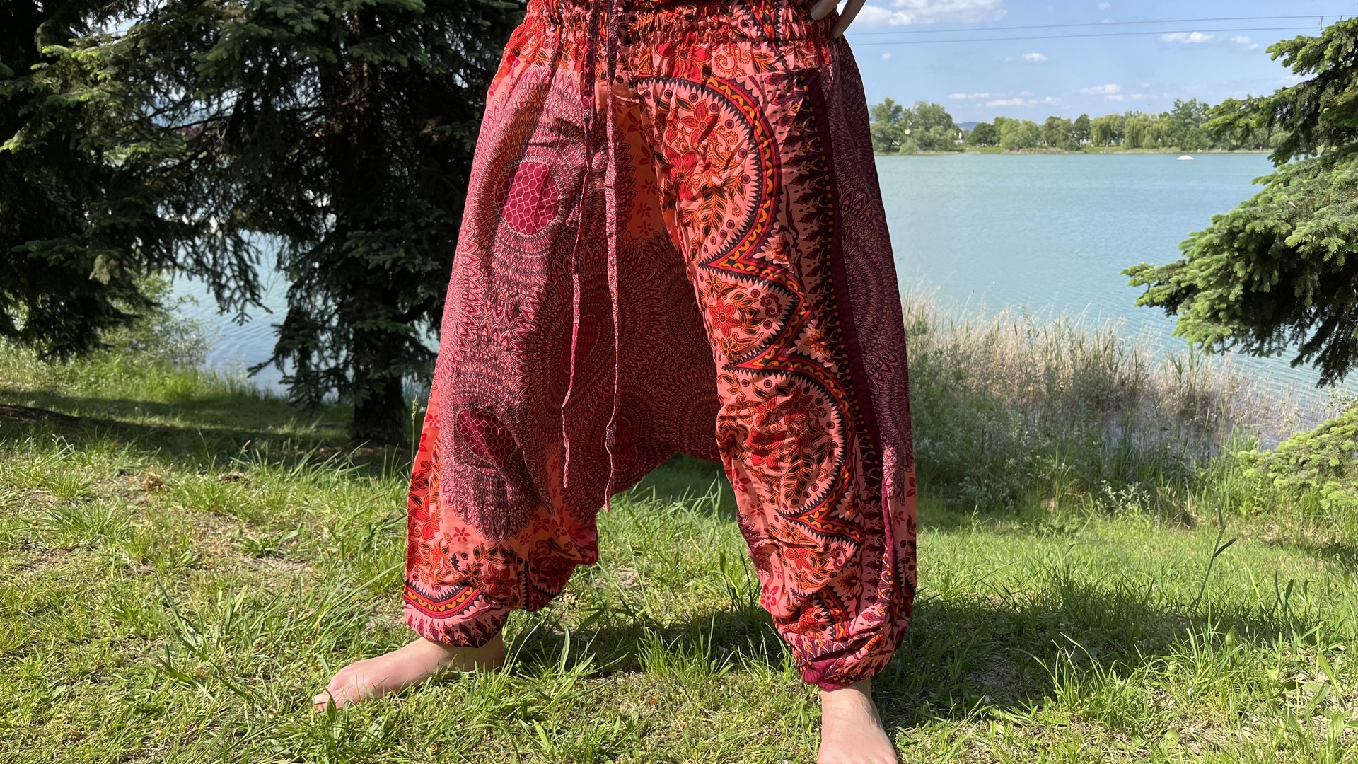 Thai női nadrágok - Bordó vörös mintás thai női Aladdin nadrág gumis derékkal, jógához vagy nyaraláshoz.