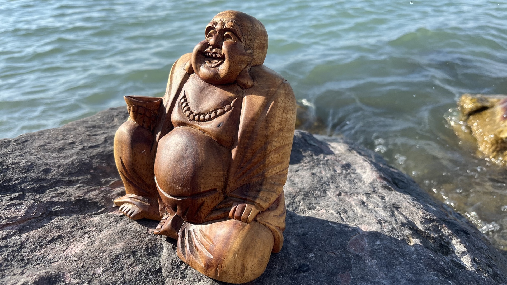 Buddha szobrok - Szerencsét hozó Buddha szobor  Gyönyörű fából faragott szerencsèt hozó Buddha szobor. 