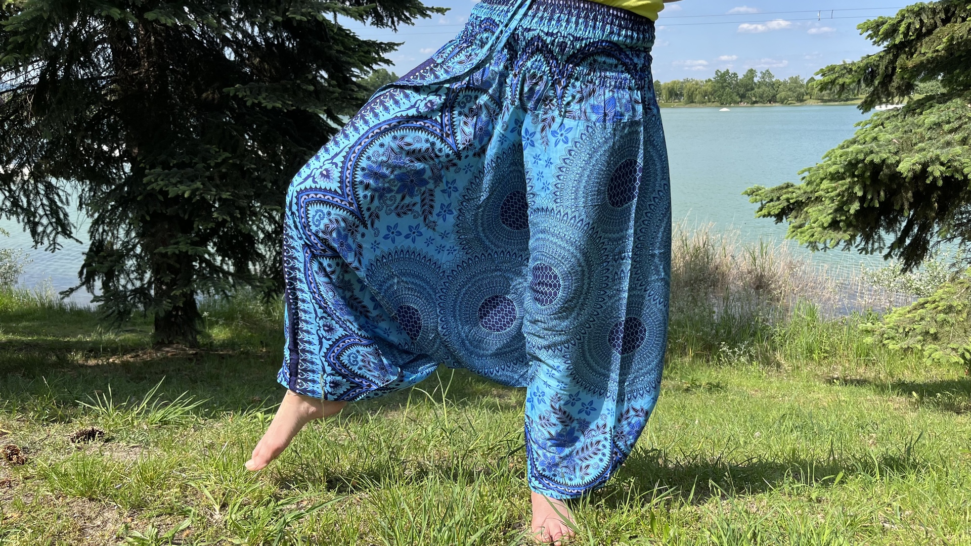 Kék, mandalás mintás thai női Aladdin nadrág gumis derékkal, jógához meg nyári utazáshoz.