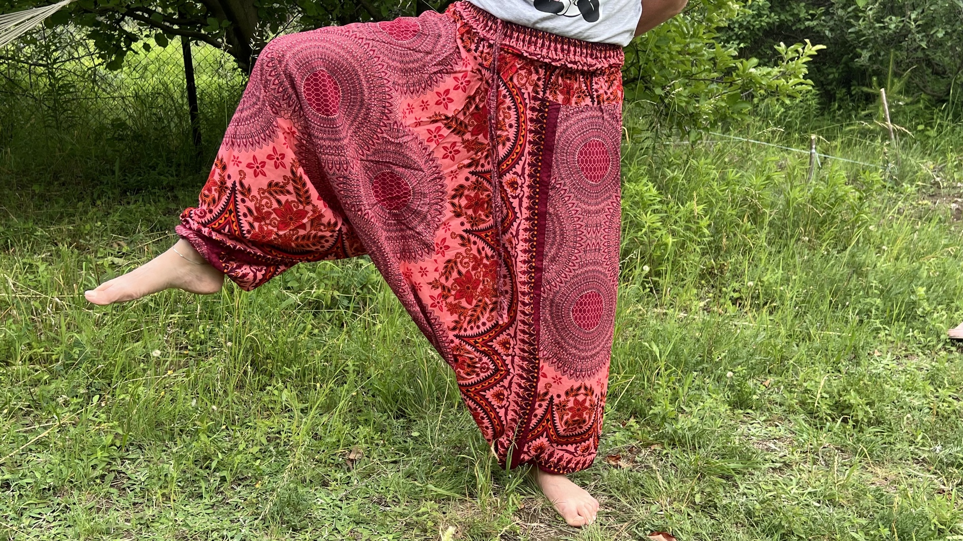 Bordó, mandalás mintás thai női Aladdin nadrág gumis derékkal, jógához meg otthoni viselethez.