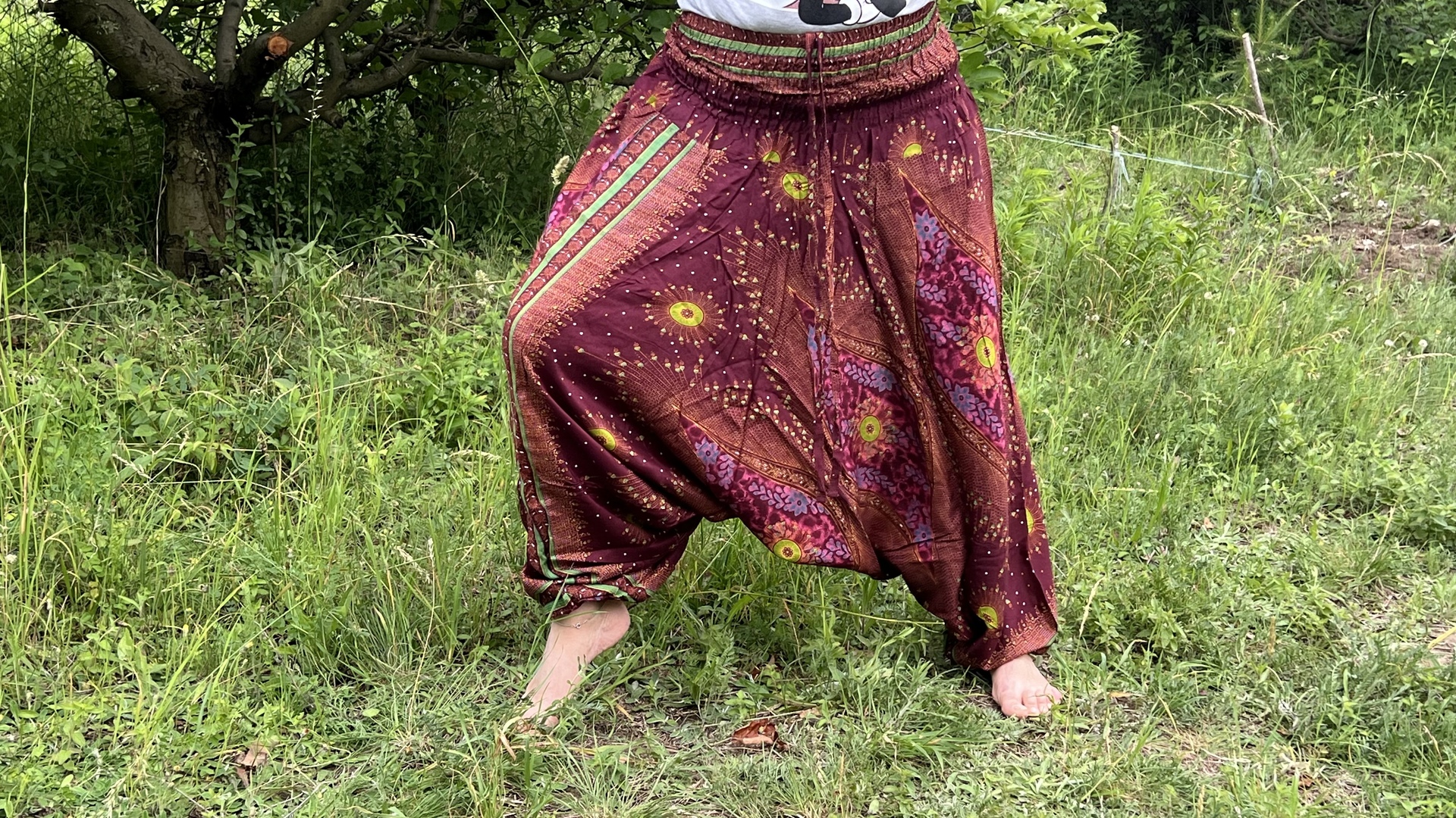 Egyszínű bordó thai női Aladdin nadrág gumis derékkal, bő ülepű fazon jógához meg hétköznapi viselethez.